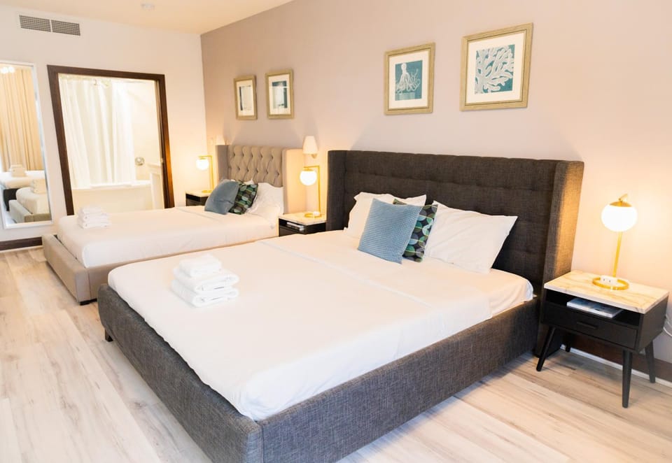 Rooftop-Pool Suite with King Bed in Ocean Dr C303 Apartment hotel in Flamingo Lummus