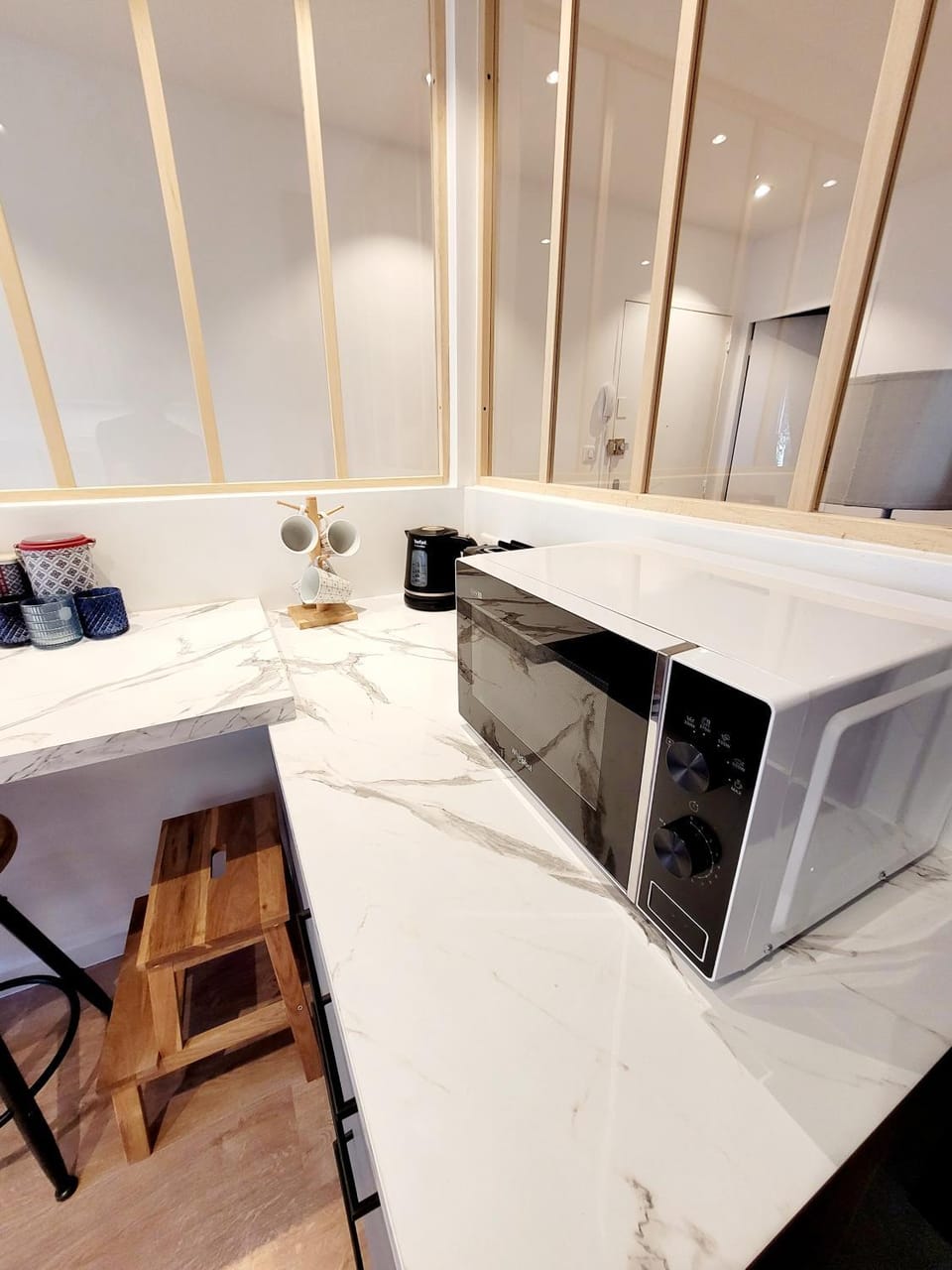 Kitchen or kitchenette, minibar