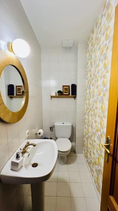 Toilet, towels