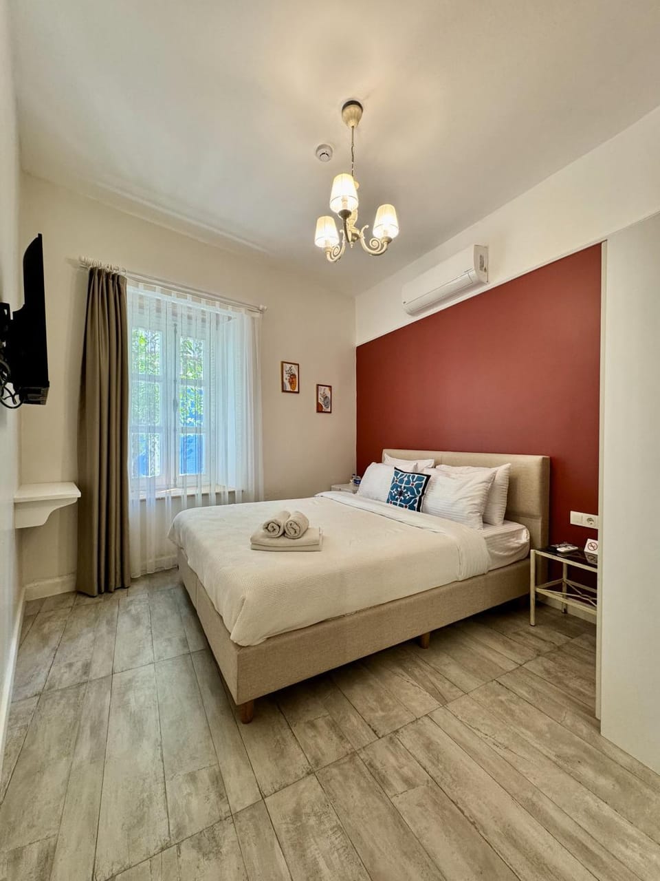 Bed, TV and multimedia, Photo of the whole room, Bedroom