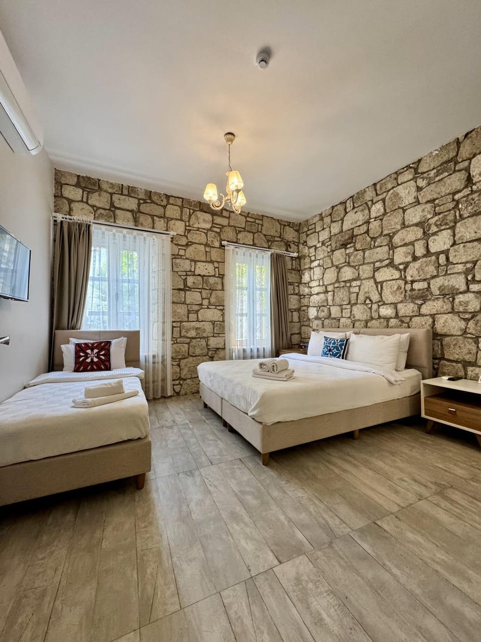 Bed, Photo of the whole room, Bedroom