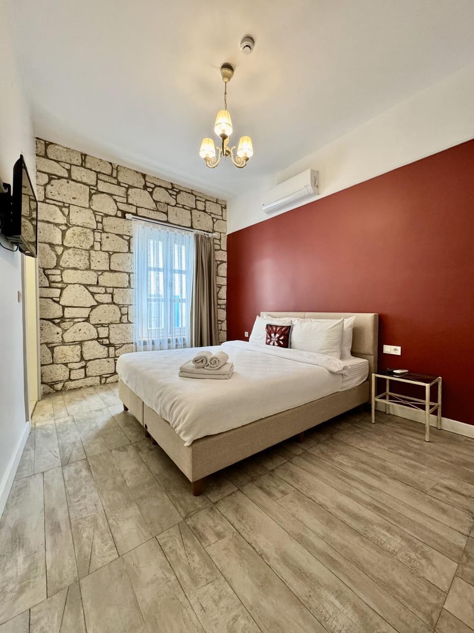 Bed, TV and multimedia, Photo of the whole room, Bedroom