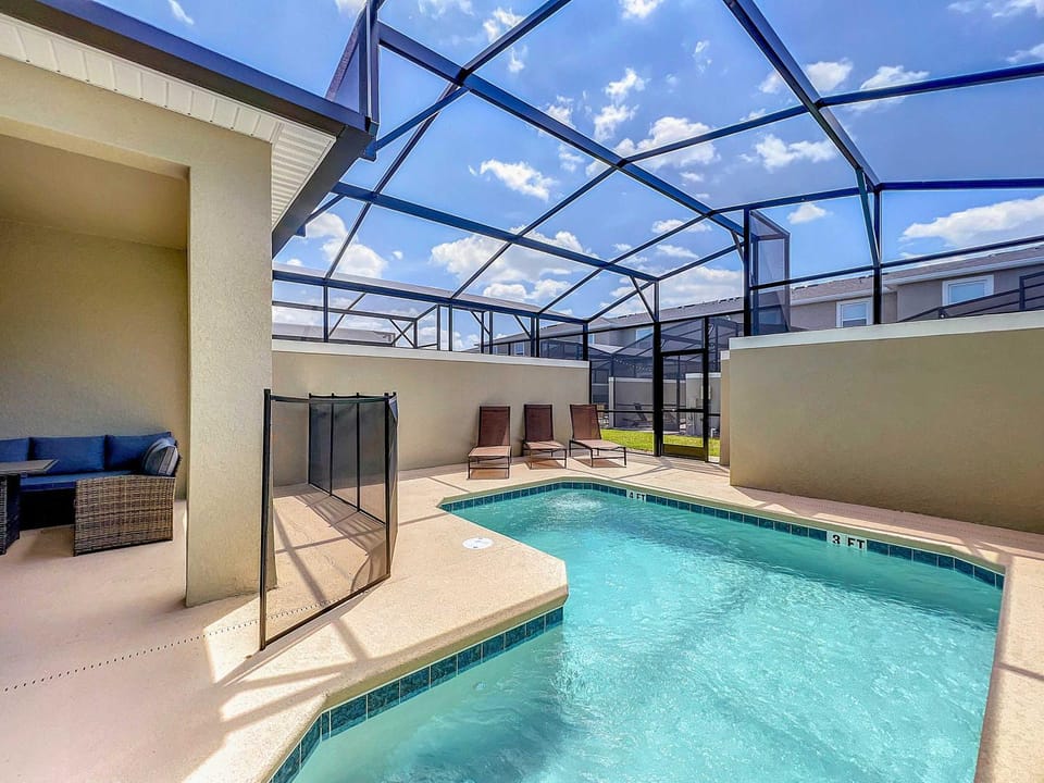 Homey 4BR Townhouse with Waterpark & Private Pool House in Kissimmee