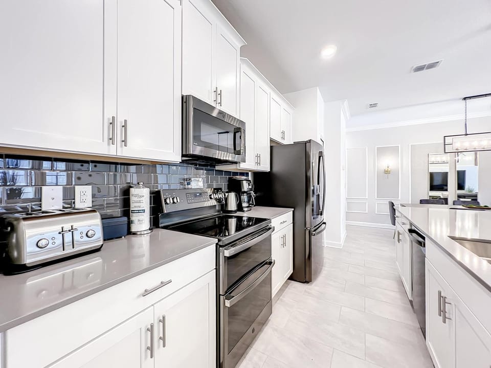 Homey 4BR Townhouse with Waterpark & Private Pool House in Kissimmee