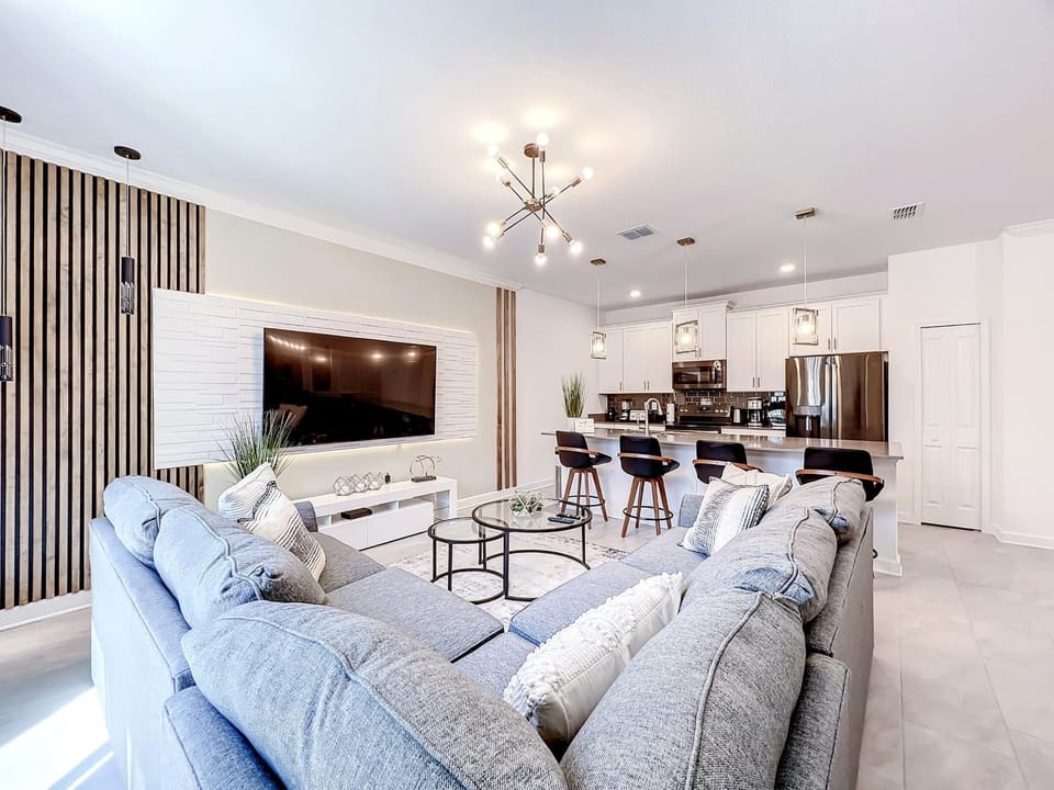 Homey 4BR Townhouse with Waterpark & Private Pool House in Kissimmee
