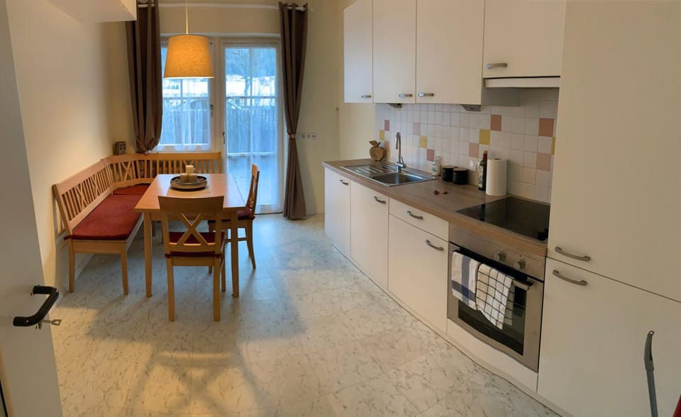 Kitchen or kitchenette, Dining area, pet friendly, stove