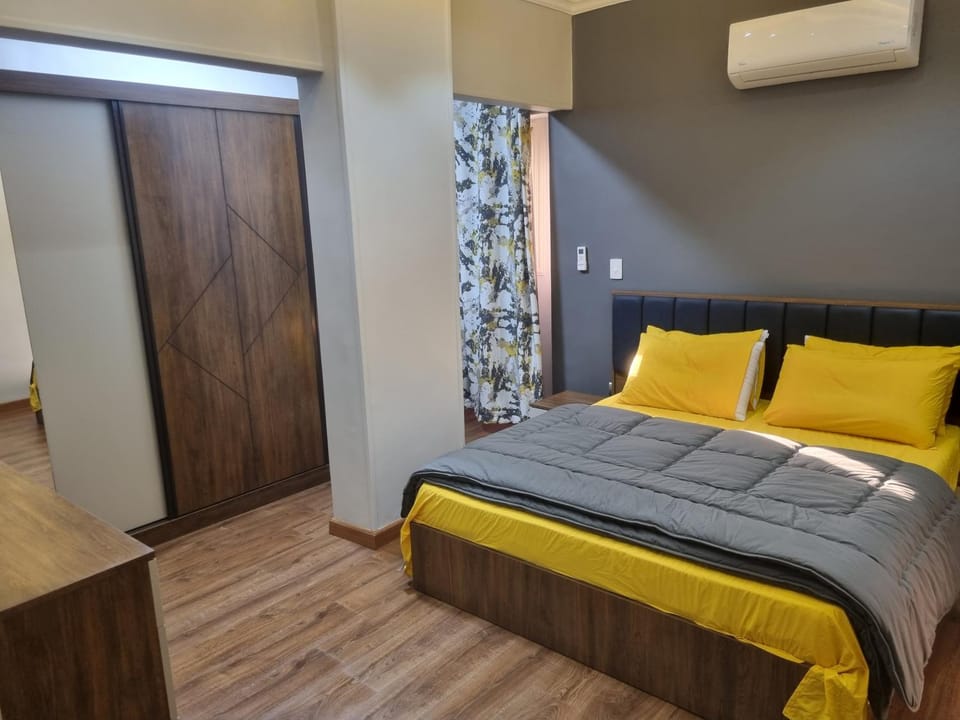 Photo of the whole room, Bedroom, wardrobe, air conditioner