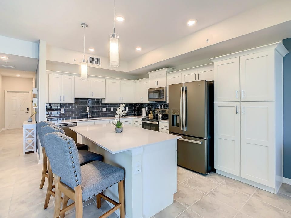Gorgeous 2BR lakeview Condo with Waterpark House in Kissimmee