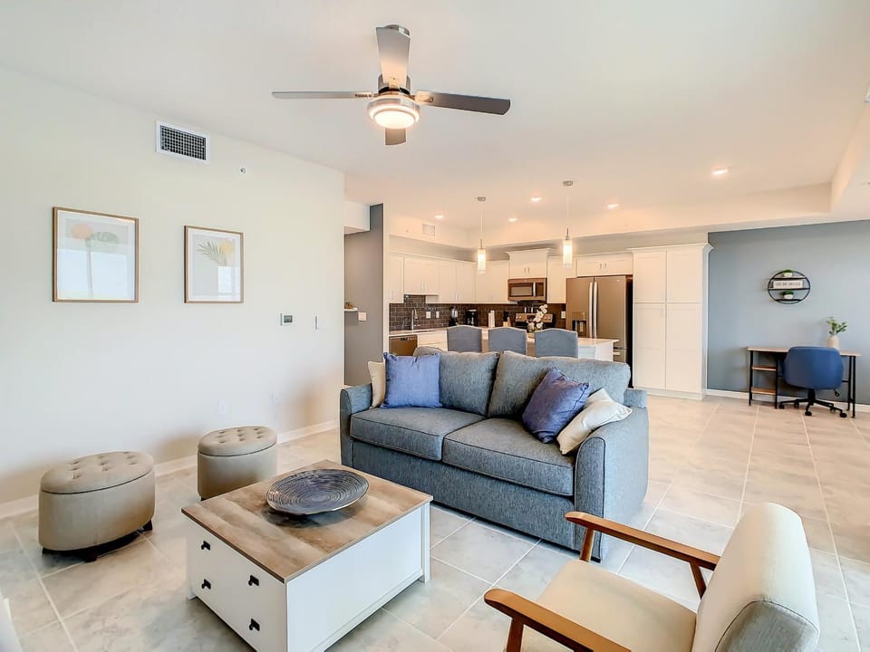 Gorgeous 2BR lakeview Condo with Waterpark House in Kissimmee
