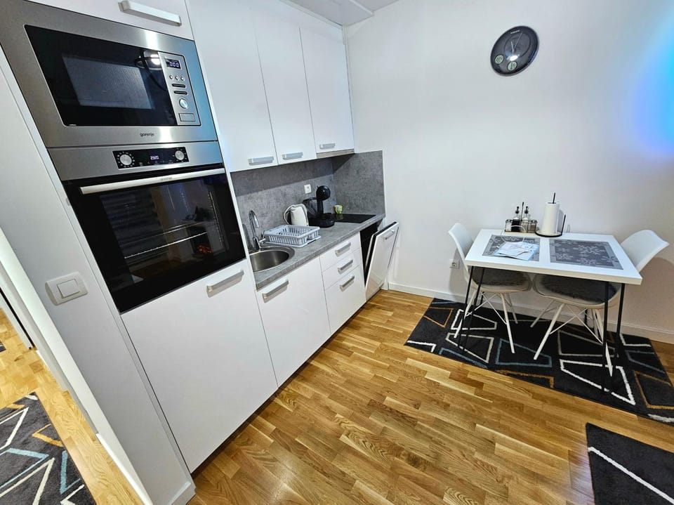 Coffee/tea facilities, Kitchen or kitchenette, Dining area, dishwasher, oven, stove