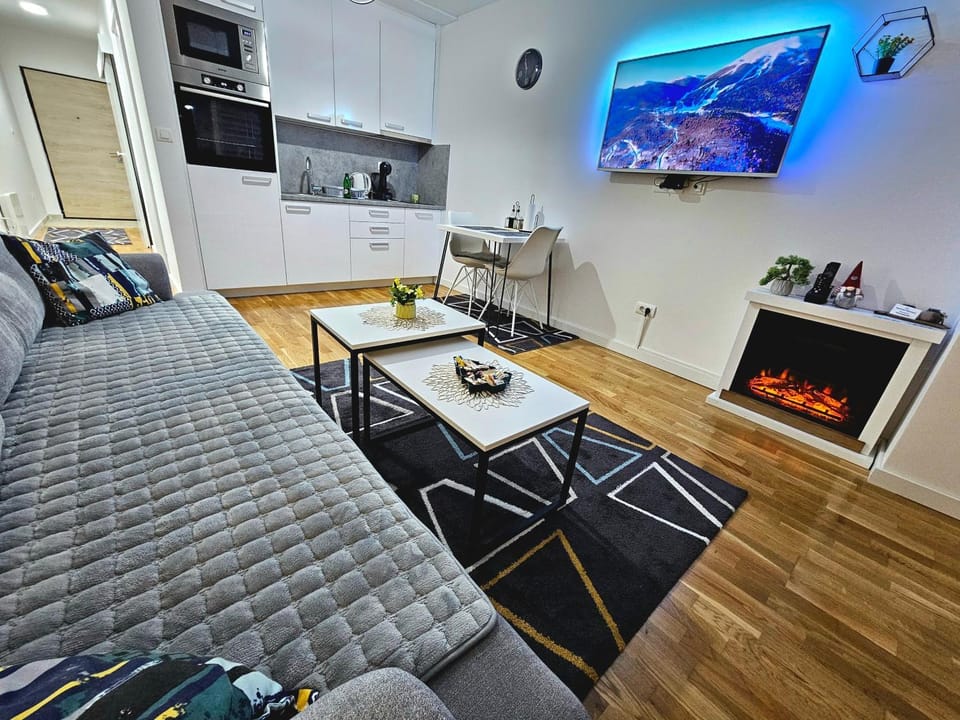 TV and multimedia, Kitchen or kitchenette, Living room, Seating area, Dining area, stove