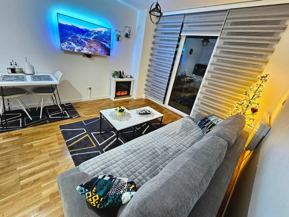 Communal lounge/ TV room, TV and multimedia, Living room, Seating area, Dining area