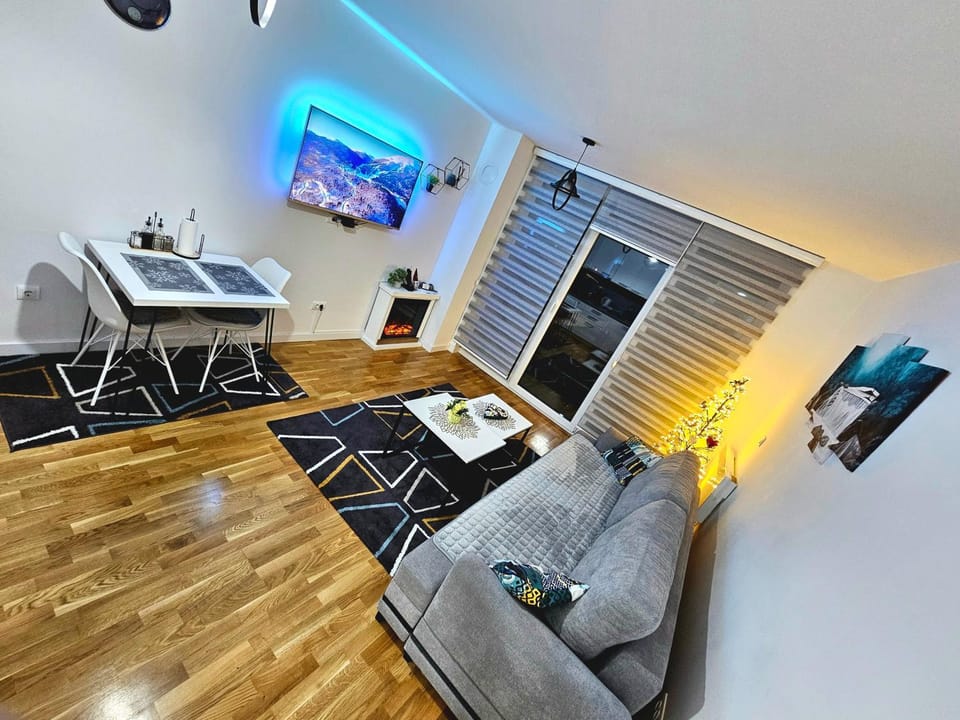 Communal lounge/ TV room, TV and multimedia, Living room, Seating area, Dining area
