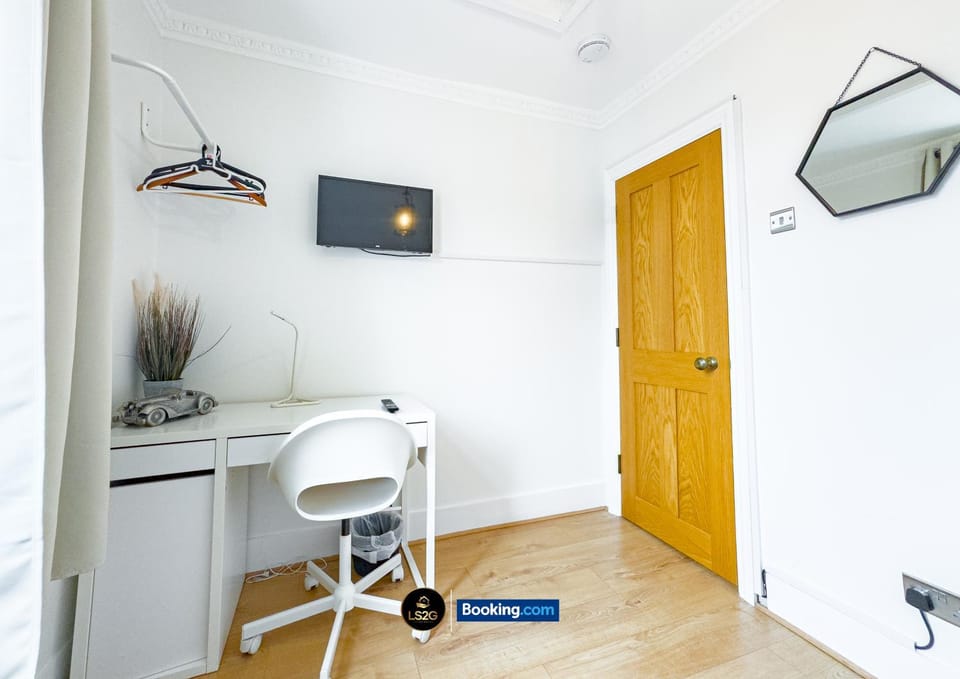 TV and multimedia, Kitchen or kitchenette, hair dresser, wardrobe