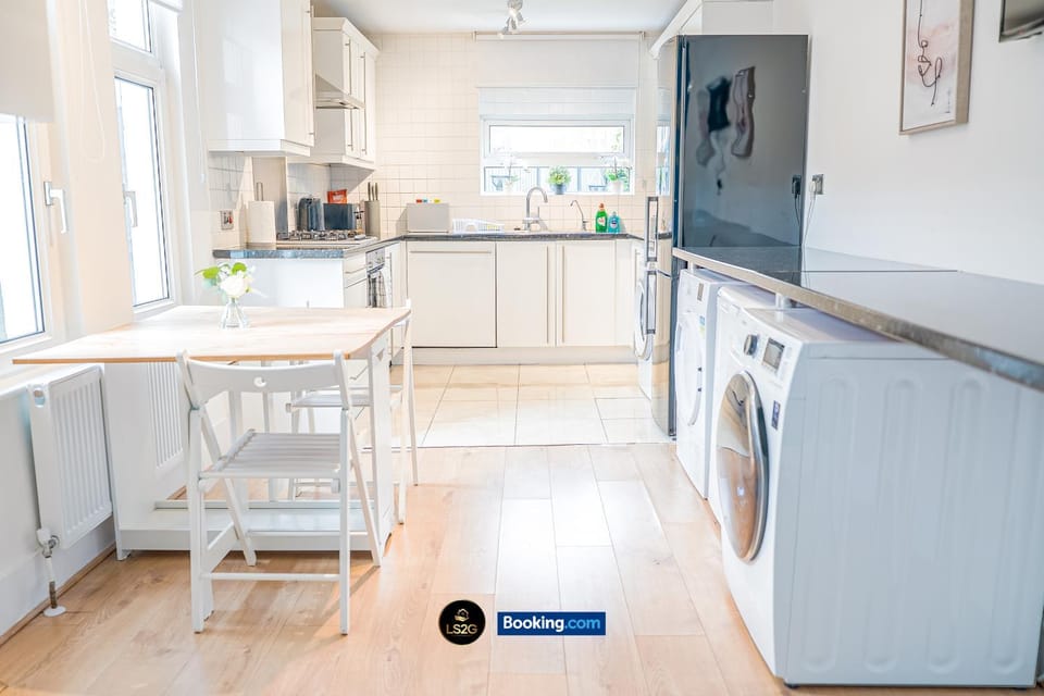 Kitchen or kitchenette, Dining area, dishwasher, oven, washing machine, dryer