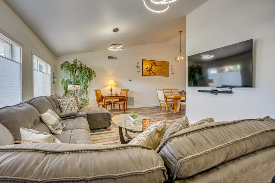 Saltwater Pool! Family Gem Near Hurricane Harbor House in Phoenix