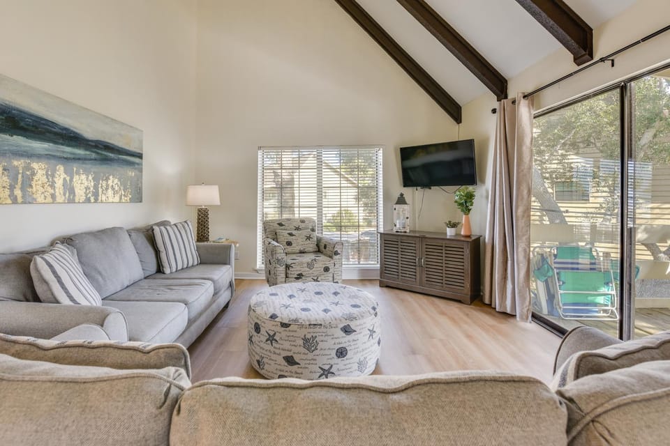 Bright Miramar Beach Condo - Walk to Beach! House in Miramar Beach