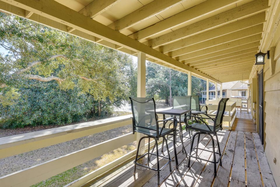 Bright Miramar Beach Condo - Walk to Beach! House in Miramar Beach