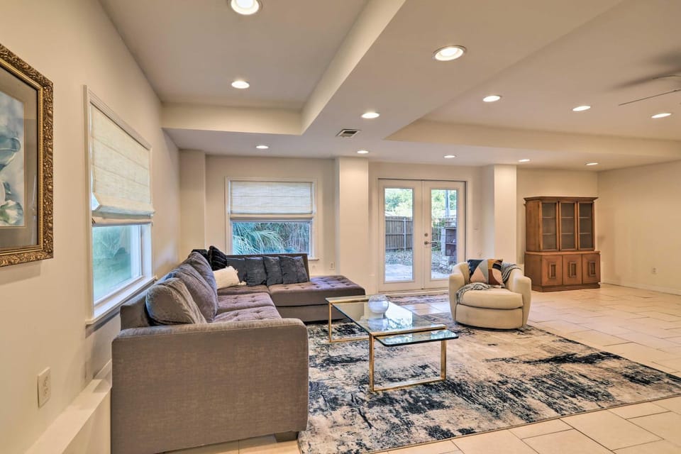 St Petersburg Hideaway w/ Fire Pit & Grill! House in St Petersburg