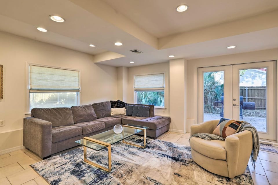St Petersburg Hideaway w/ Fire Pit & Grill! House in St Petersburg