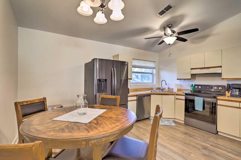 St Petersburg Hideaway w/ Fire Pit & Grill! House in St Petersburg