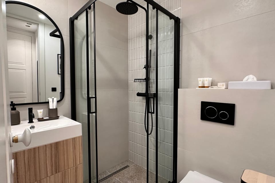 Shower, Bed, Bathroom, Photo of the whole room, Bedroom, towels
