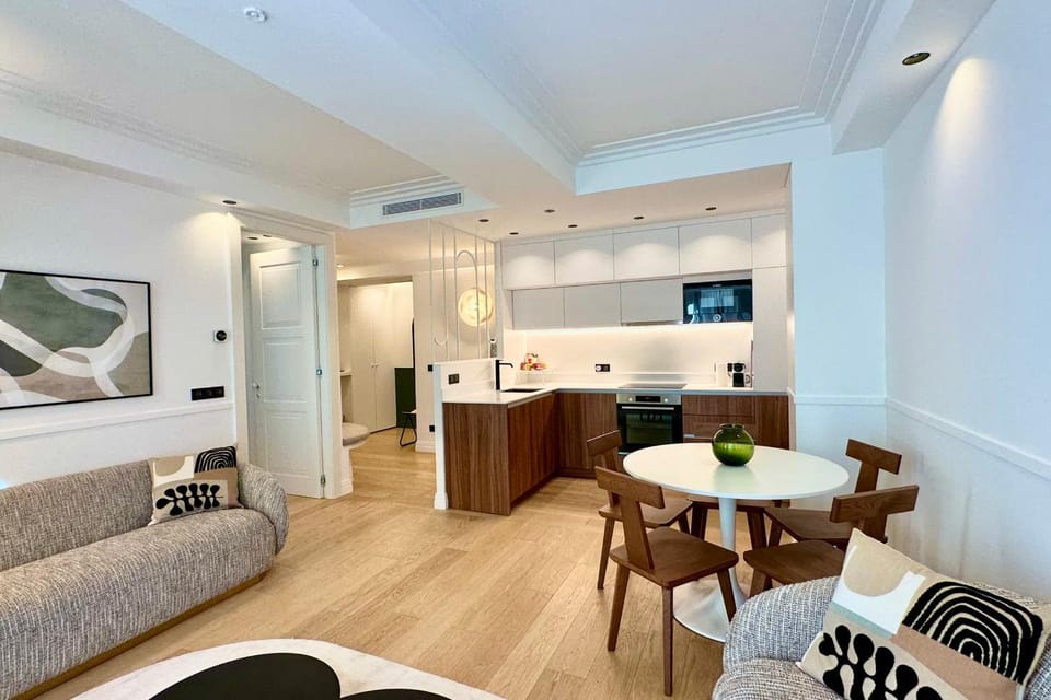 TV and multimedia, Kitchen or kitchenette, Living room, Seating area, Dining area, minibar, oven, pet friendly, stove