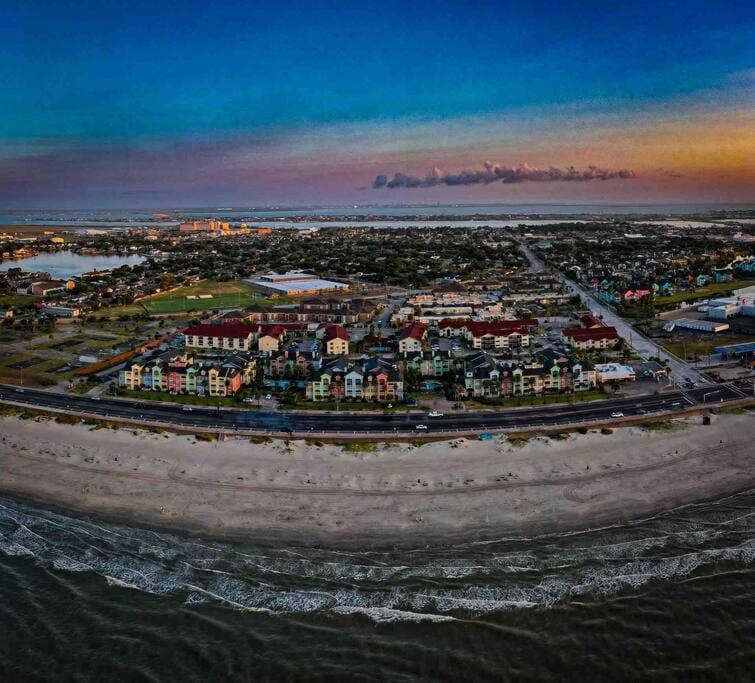 Oceanfront at The Dawns Apartment in Galveston Island
