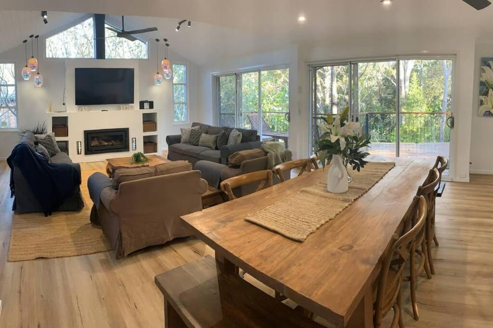 TV and multimedia, Living room, Seating area, Dining area, Evening entertainment