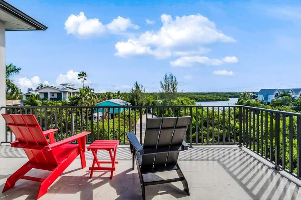 Modern Hickory Hideaway House in Bonita Springs