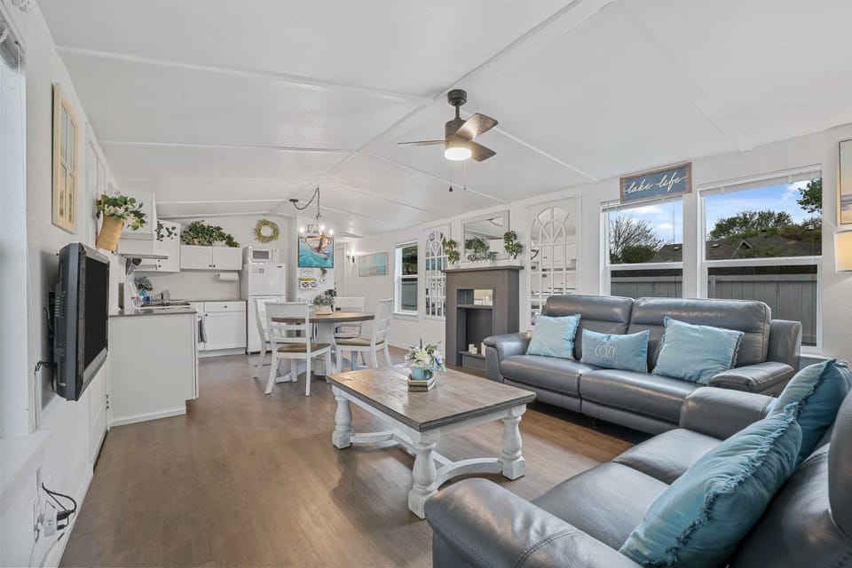 Boat & Fish on Lewisville Lake: Pet-Friendly Haven House in Lake Dallas