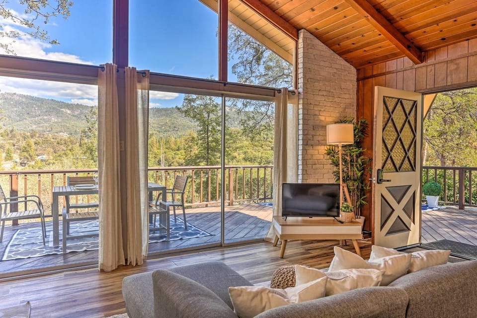 Lovely Oakhurst Cabin w/ Deck & Mtn Views! Cabin in Oakhurst