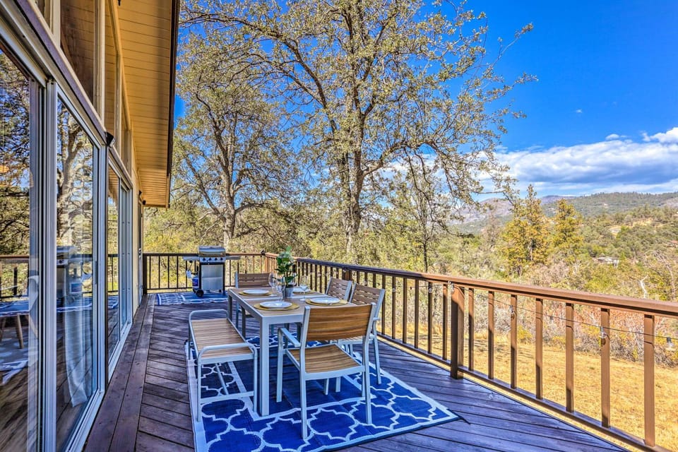 Lovely Oakhurst Cabin w/ Deck & Mtn Views! Cabin in Oakhurst