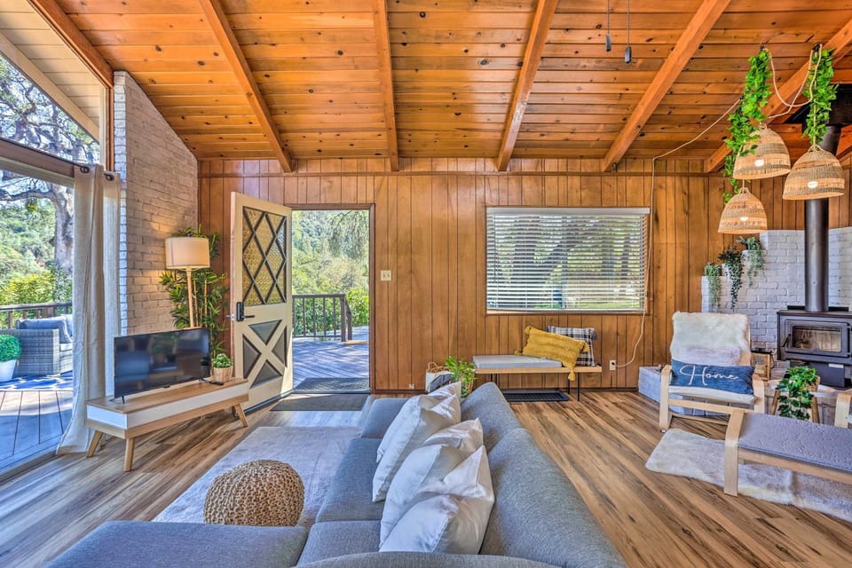 Lovely Oakhurst Cabin w/ Deck & Mtn Views! Cabin in Oakhurst
