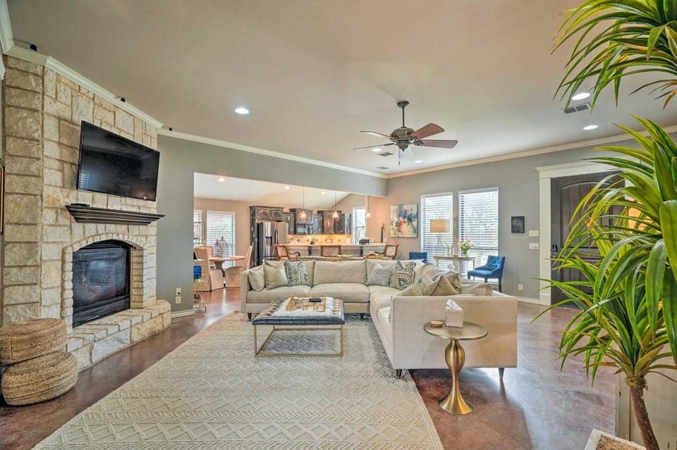 Luxe Midland Retreat w/ Patio, Grill & Yard! House in Midland