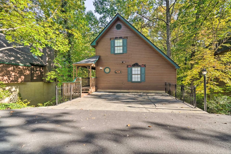 Picturesque Pigeon Forge Cabin w/ Mountain Views Cabin in Pigeon Forge