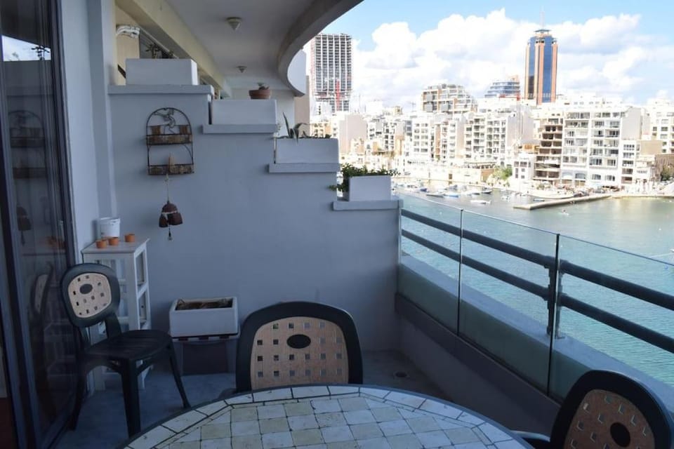 Saint Julians Seafront 200m2 beautiful Apartment Apartment in Sliema