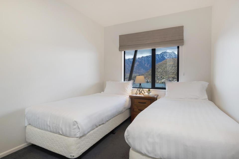 Bed, View (from property/room), Bedroom, Lake view, Mountain view