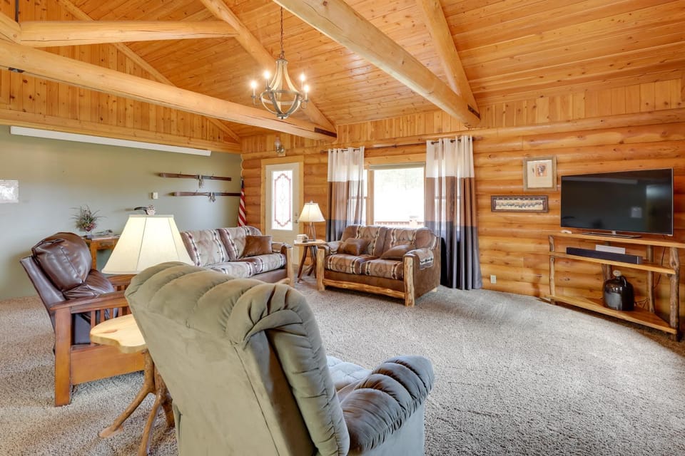 Hill City Log Cabin Along Newton Creek! Cabin in West Pennington