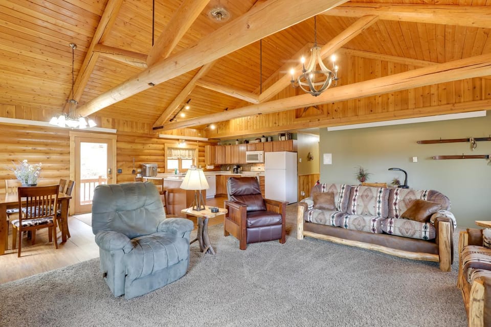 Hill City Log Cabin Along Newton Creek! Cabin in West Pennington