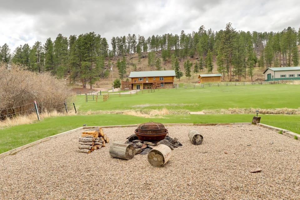 Hill City Log Cabin Along Newton Creek! Cabin in West Pennington