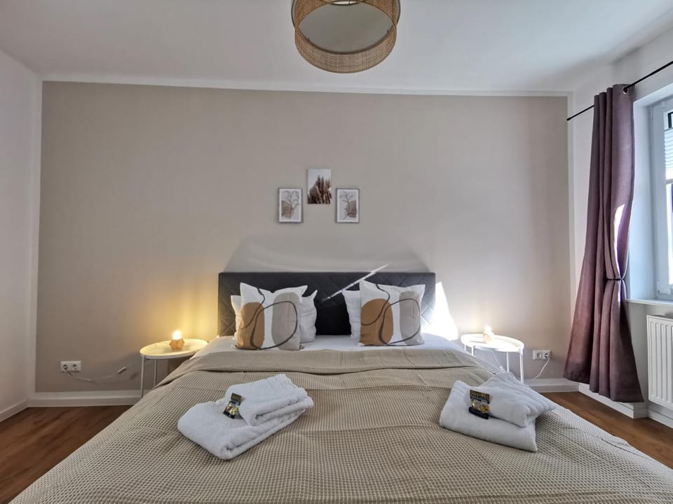 Bed, Photo of the whole room, Bedroom, towels