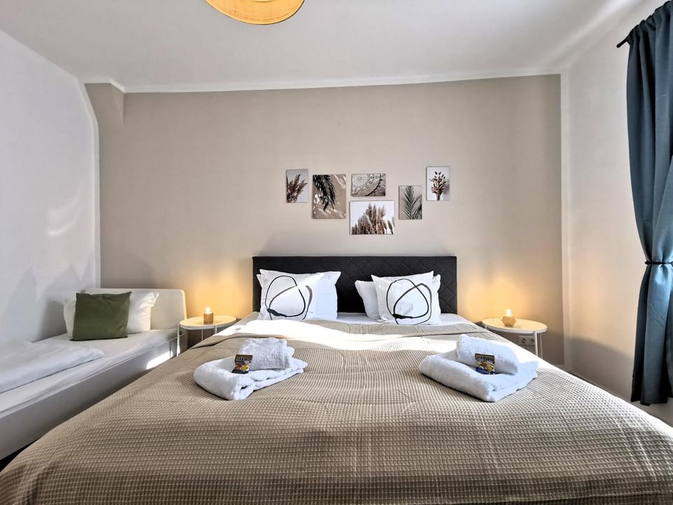 Bed, Photo of the whole room, Bedroom, towels