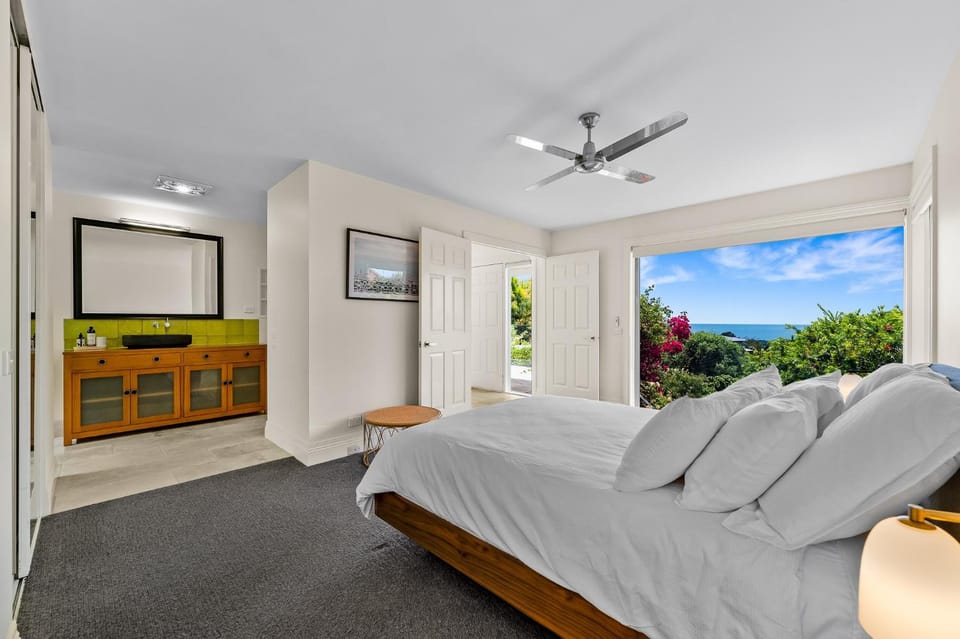 Bed, Natural landscape, Photo of the whole room, Bedroom, fireplace