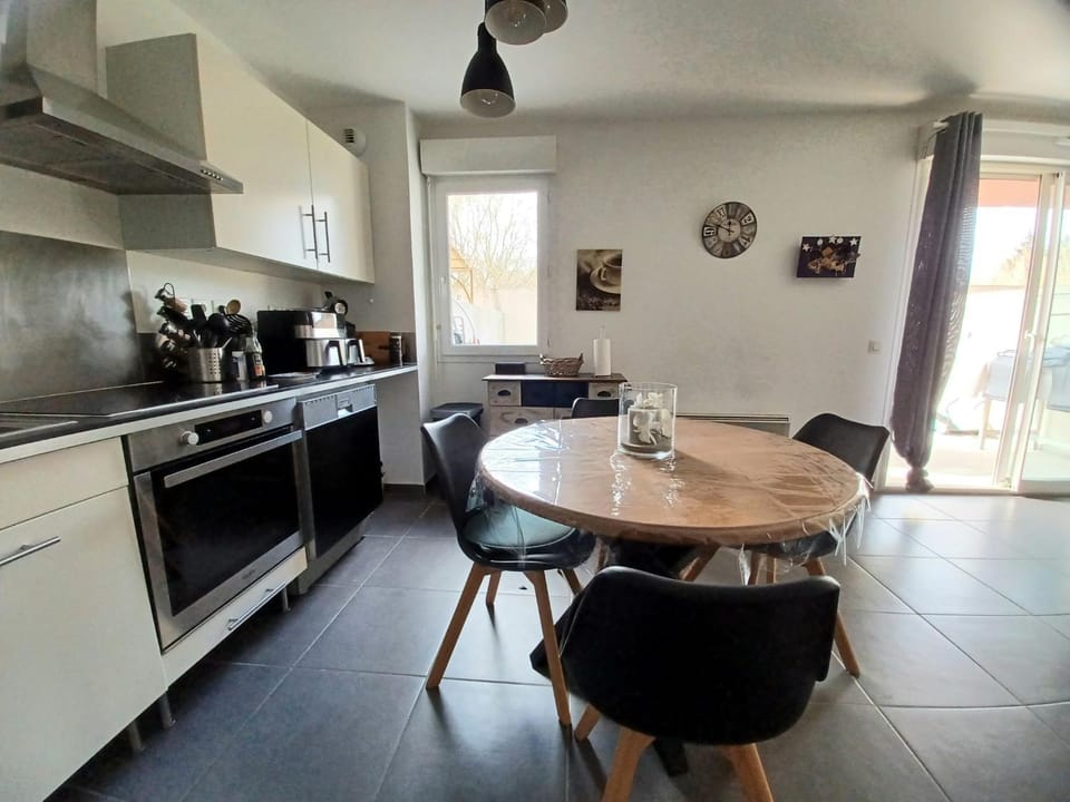 Coffee/tea facilities, Kitchen or kitchenette, Dining area, dishwasher, oven, stove, toaster