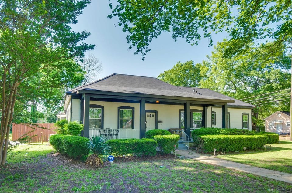 Updated North Greenwood Cottage < 1 Mi to Dtwn! Apartment in Mississippi