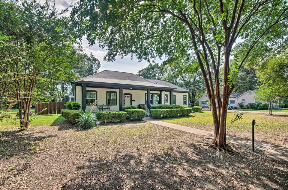 Modern Greenwood Studio < 1 Mi to Downtown! Apartment in Mississippi