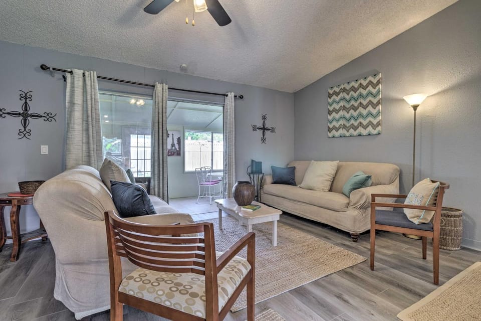 ~ 9 Mi to Universal: Orlando Retreat w/ Sun Porch! House in Pine Hills