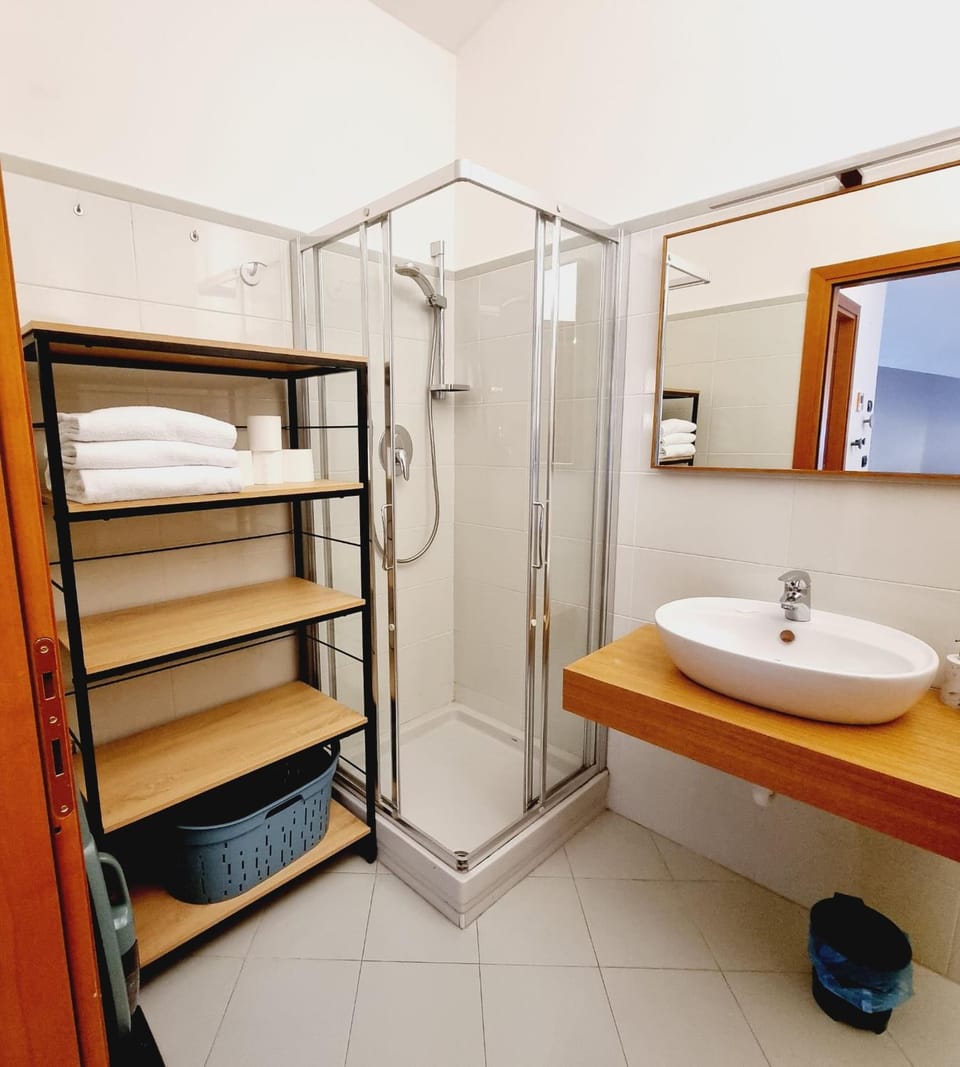 Shower, Bathroom, towels