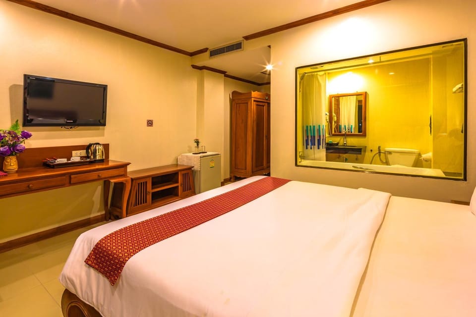 Bed, TV and multimedia, Photo of the whole room, Bedroom, Bath, hair dresser